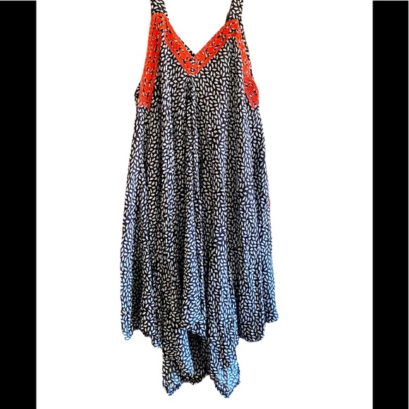 Solitaire Dresses & Skirts - 🆕Solitaire Black/White botanical multilayer dress